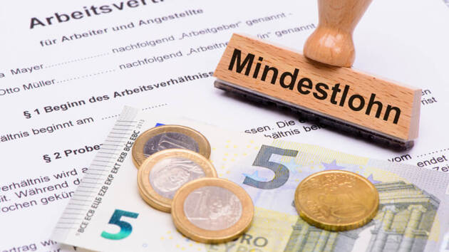 Mindestlohn in Deutschland. 8,50 Euro liegen auf einem abgeschlossenem Arbeitsvertrag.