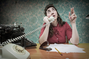 Büroangestellte raucht am Telefon