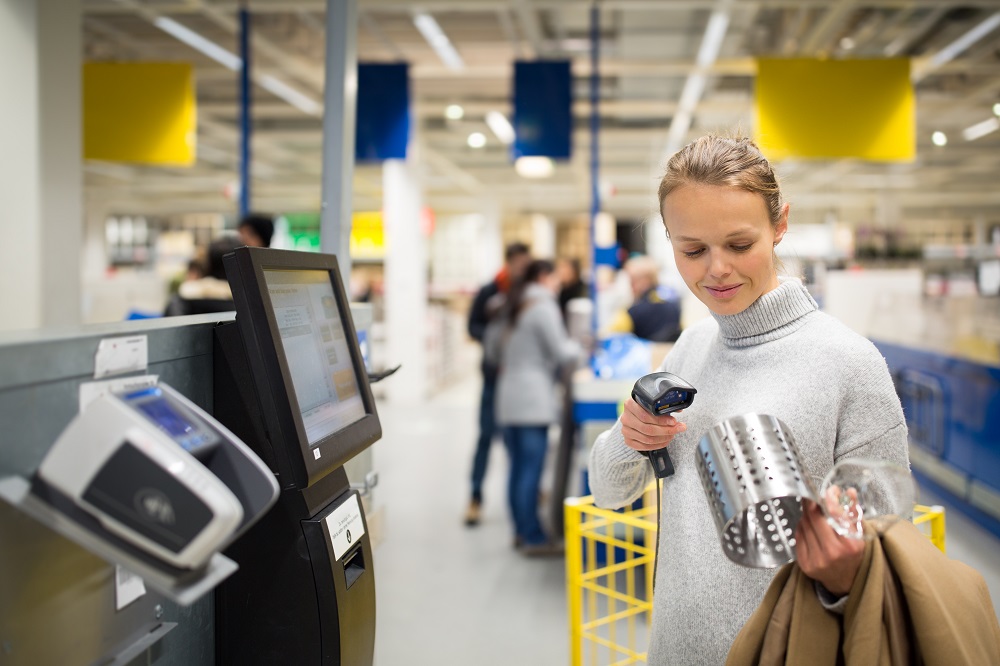 Frau kauft bei IKEA ein
