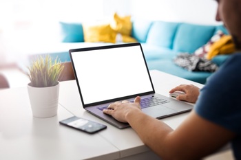 Mann arbeitet mit Apple-Produkten