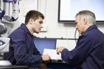 Auszubildender erhält Unterstützung in der Assistierten Ausbildung