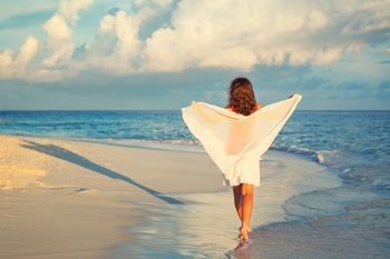 Frau bei beruflicher Auszeit am Strand