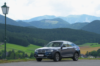 BMW in gebirgiger Landschaft