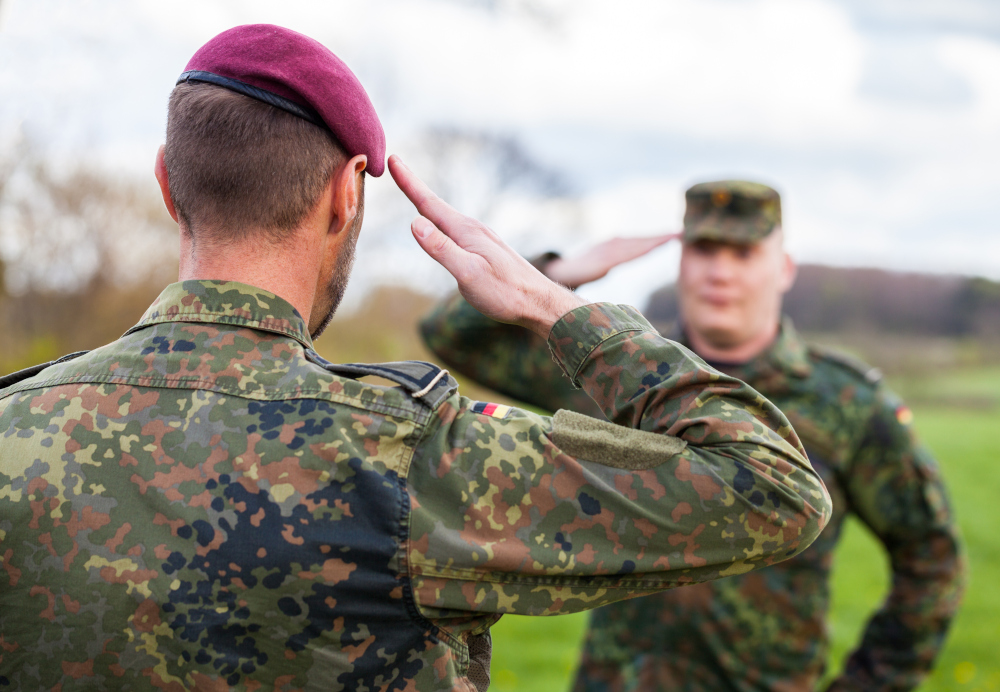 zwei Bundeswehrsoldaten beim militärischen Gruß