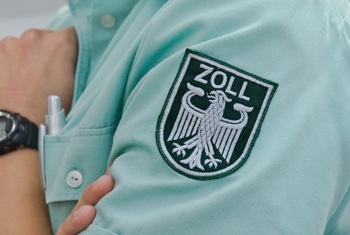 Zollbeamter mit Wappen