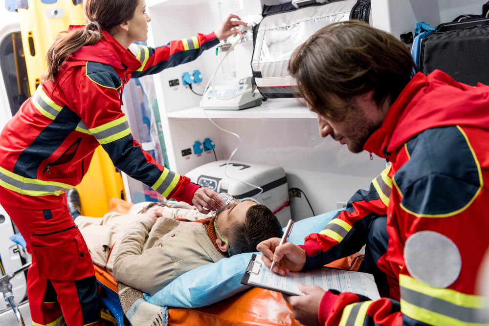 Rettungssanitäter des DRK versorgen einen Patienten.