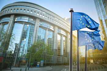 Wehende Europa-Fahnen vor dem EU-Parlament in Brüssel