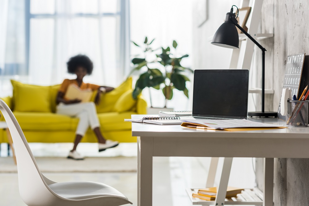 Frau arbeitet im Home-Office