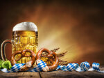 Oktoberfest Bier mit Brezel, Weizen und Hopfen