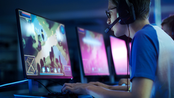 Professioneller Gamer spielt eSports