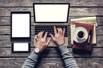 Ghostwriter arbeitet am Schreibtisch