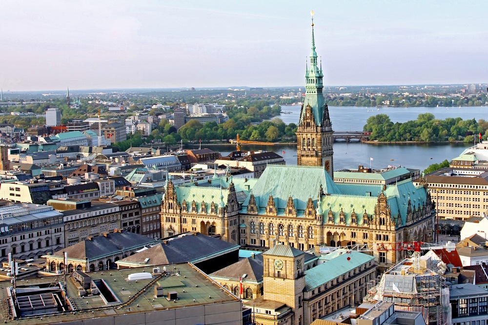 Hamburg Rathaus mit Alster