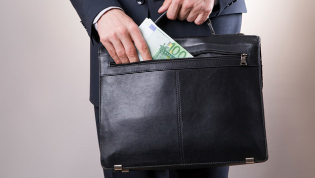 Eine Person zieht einen 100-Euro-Schein aus einer Businesstasche.