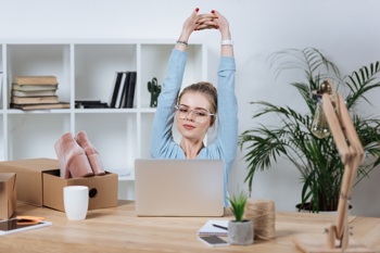 Junge Frau im Homeoffice