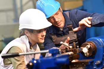 Industriearbeiter an Maschine