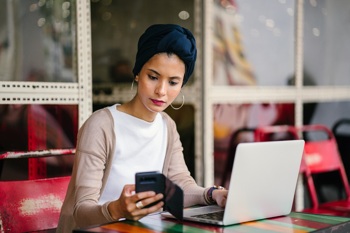 Influencerin bei der Arbeit
