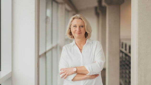 Gehaltscoach Karin Schwaer verschränkt die Arme und guckt in die Kamera.