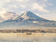 Blick auf den See und den Berg Fuji gegen den Himmel