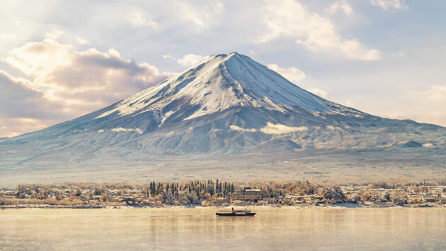 Blick auf den See und den Berg Fuji gegen den Himmel