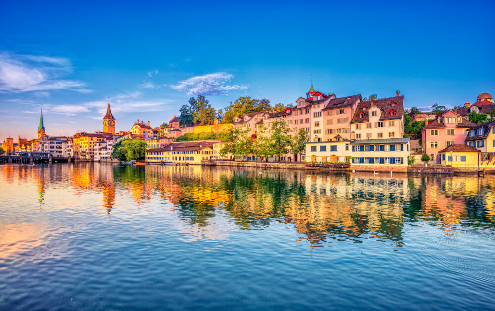 Sonnenaufgang in der historischen Zürcher Innenstadt an der Limmat.