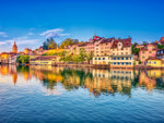 Sonnenaufgang in der historischen Zürcher Innenstadt an der Limmat.