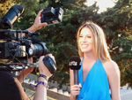 Moderatorin vor Fernsehkamera
