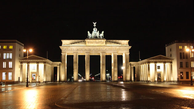 Nachtaufnahme des Brandenburger Tors in Berlin