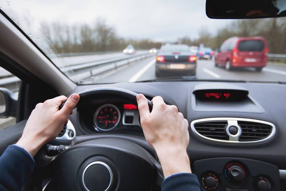 Person sitzt im Auto im Stau