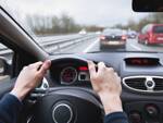 Person sitzt im Auto im Stau