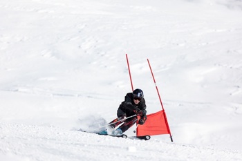 Skirennläuferin beim Wintersport