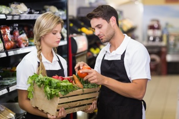 Supermarkt-Personal untersucht Lebensmittel