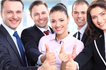 Business Team mit Daumen hoch