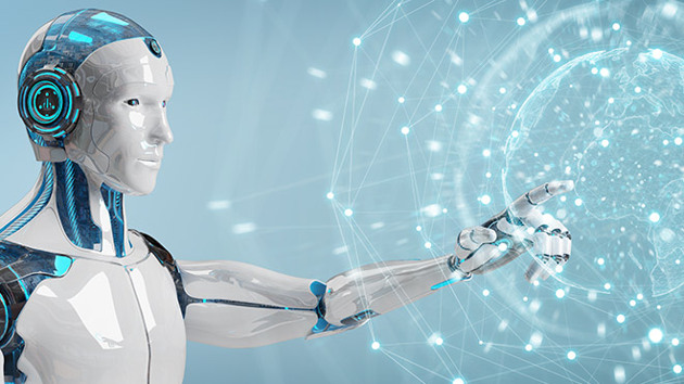Ein Roboter in menschlicher Form zeigt auf ein Globus-Hologramm.