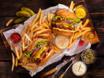 Klassischer Cheeseburger, Bacon Cheeseburger, Pommes Frites und Bier