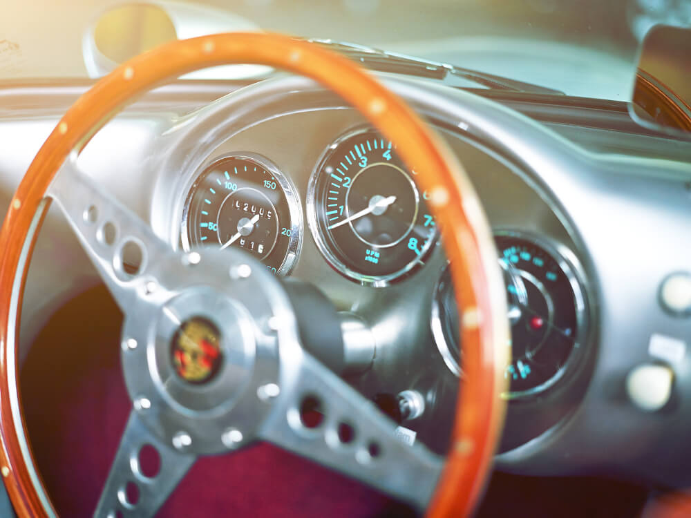 Lenkrad eines alten Porsche