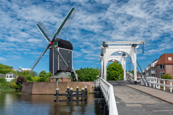 Windmühle an einem Kanal in den Niederlanden