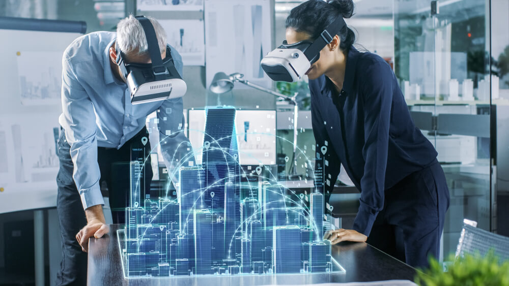 Ein Architekt und eine Architektin beugen sich mit VR-Brillen über ein virtuelles Stadtmodell